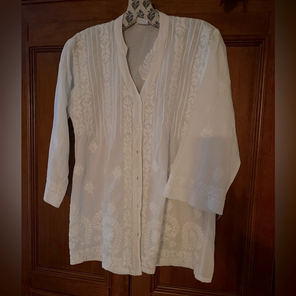 White embroidered blouse from Mexico • size Small • Like new